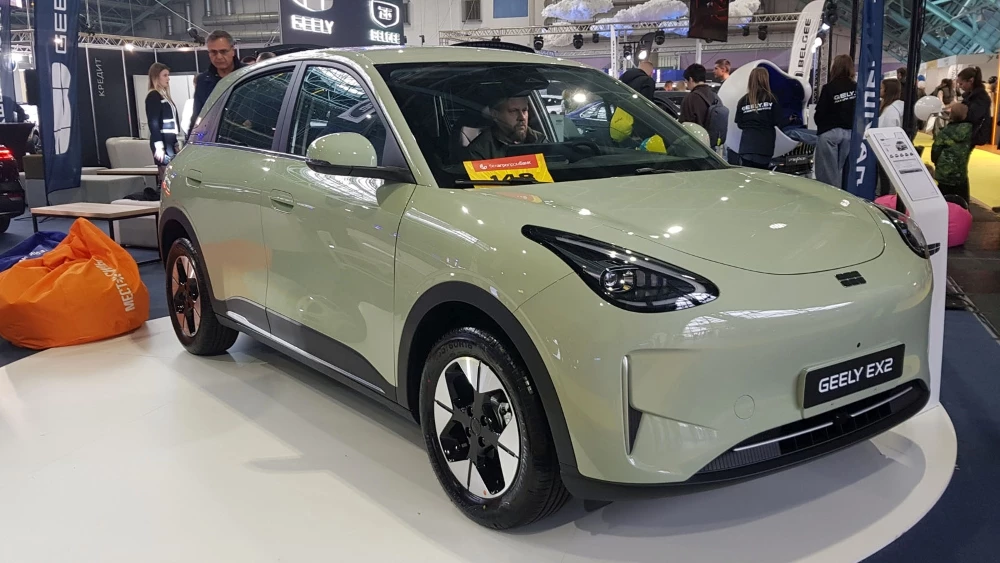 geely ex2 в беларуси моторшоу 2025 сбоку спереди