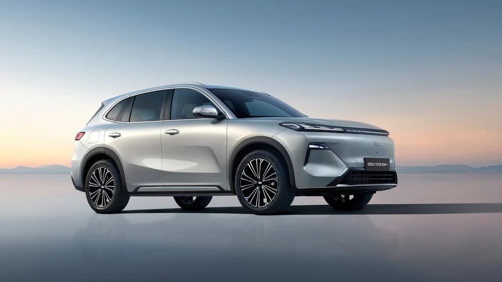 Гибридный кроссовер Geely EX5 EM-i спереди сбоку