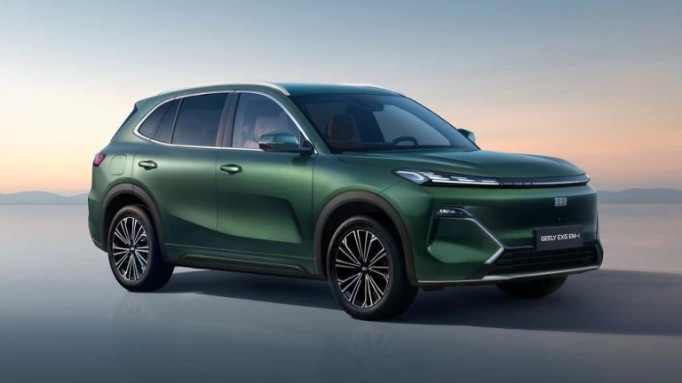 Гибридный кроссовер Geely EX5 EM-i спереди сбоку
