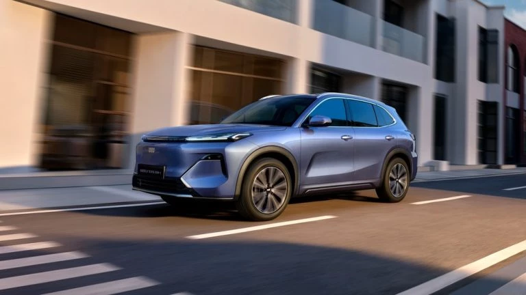 Гибридный кроссовер Geely EX5 EM-i спереди сбоку в динамике