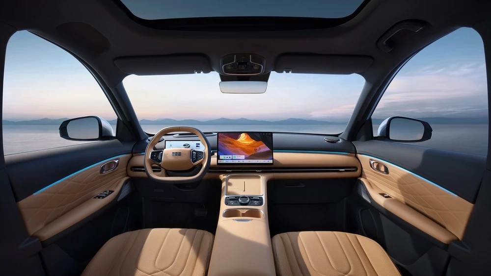 Гибридный кроссовер Geely EX5 EM-i салон интерьер светлая отделка