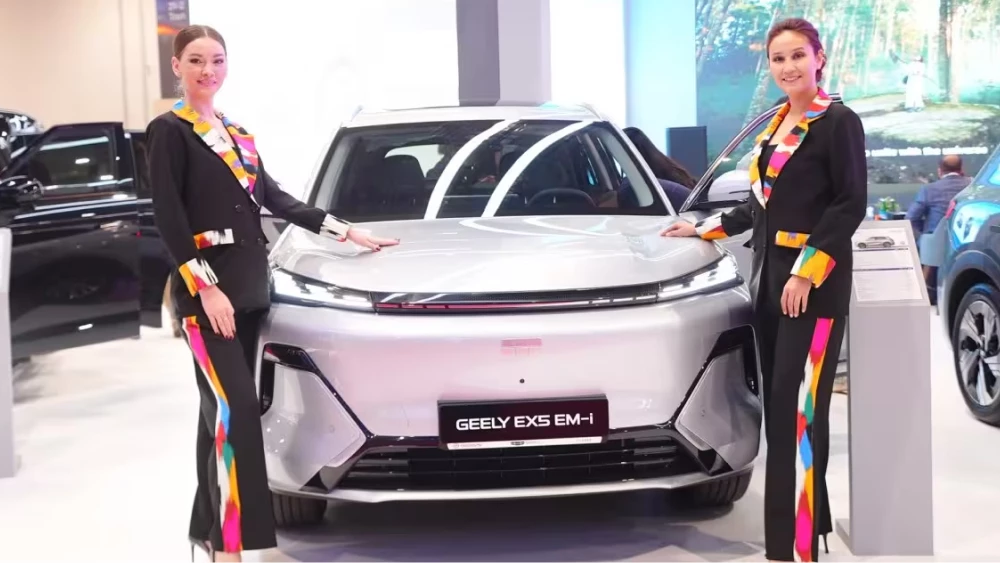 geely ex5 em-i кроссоверы сбоку спереди новые автосалон в ташкенте