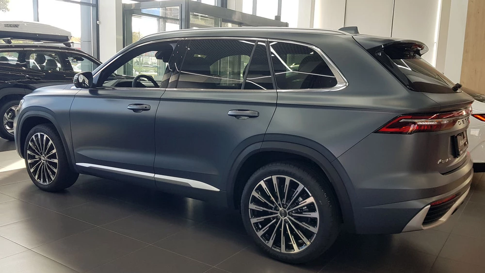 Geely Monjaro обновленный в Беларуси сбоку у дилера в Минске