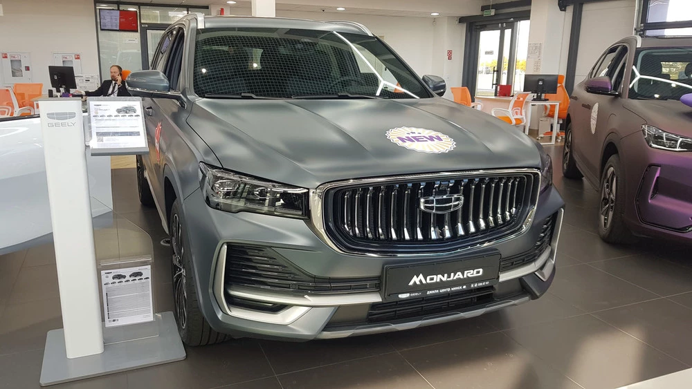 Geely Monjaro обновленный в Беларуси спереди сбоку у дилера в Минске