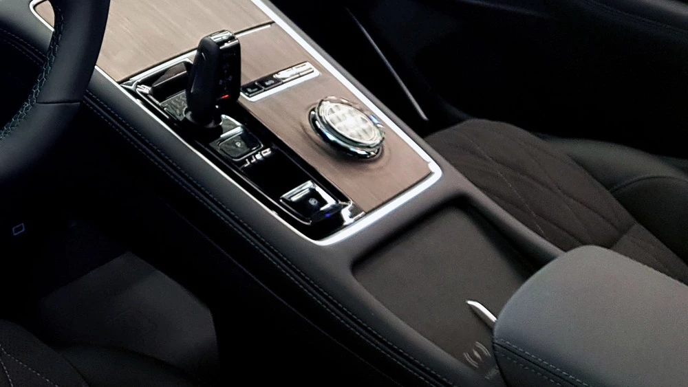 Geely Monjaro обновленный в Беларуси у дилера в Минске салон интерьер центральный тоннель селектор