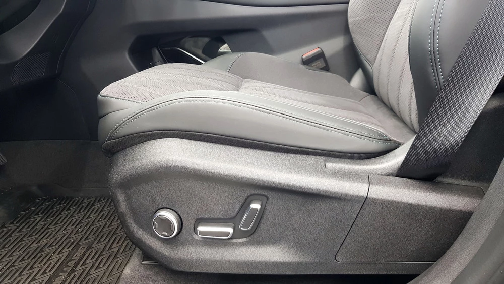 Geely Monjaro обновленный в Беларуси у дилера в Минске салон интерьер переднее кресло массаж