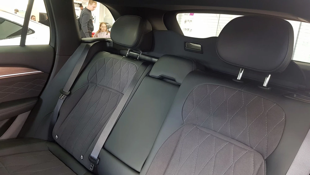 Geely Monjaro обновленный в Беларуси у дилера в Минске салон интерьер медиасистема мультимедиа второй ряд сиденья