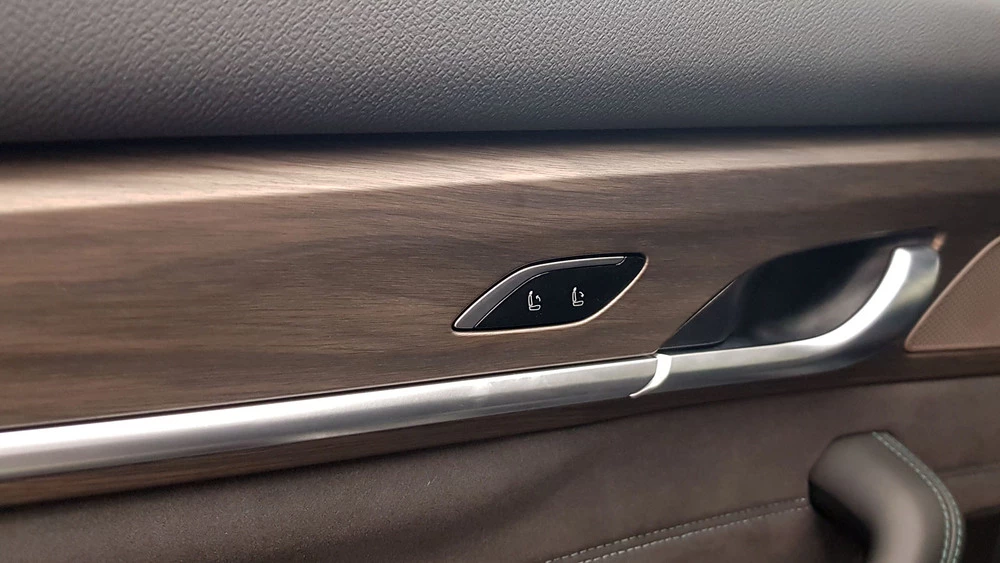 Geely Monjaro обновленный в Беларуси у дилера в Минске салон интерьер управление наклоном спинки сиденья второго ряда