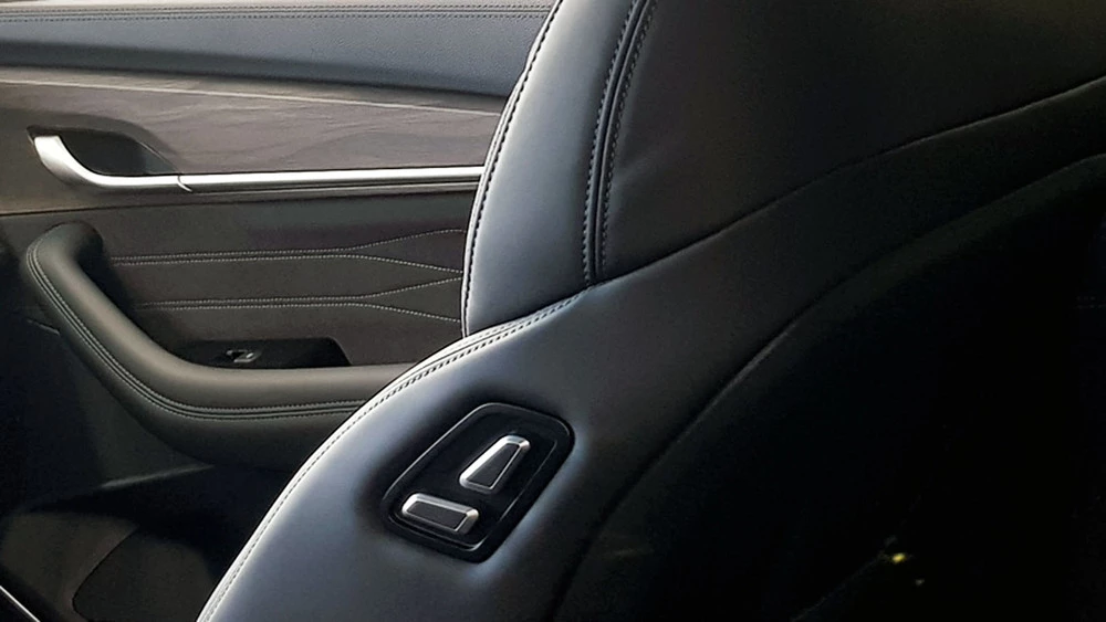 Geely Monjaro обновленный в Беларуси у дилера в Минске салон интерьер управление передним сиденьем