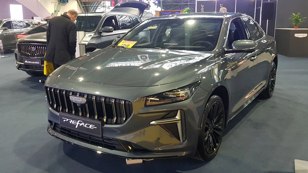 седан Geely Preface сбоку спереди моторшоу 2025 в беларуси