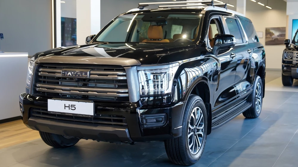 HAVAL H5 сбоку спереди FAVORIT MOTORS у дилера в автосалоне Pro