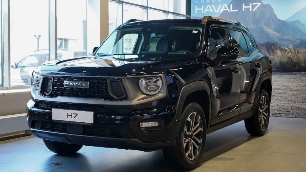 HAVAL H7 сбоку спереди FAVORIT MOTORS у дилера в автосалоне Pro