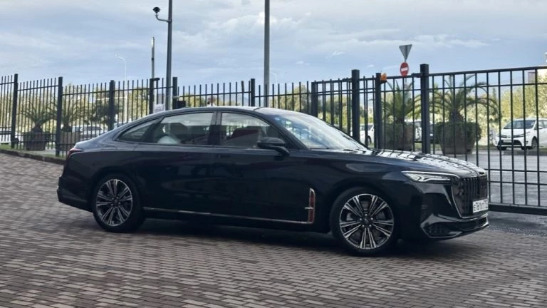 Cедан Hongqi H9 Executive Restyling сбоку спереди конференция taxi в сочи