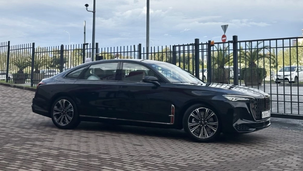 У Hongqi H9 в России появилась рестайлинговая версия. Почему она вдвое дороже Cедан Hongqi H9 Executive Restyling сбоку спереди конференция taxi в сочи