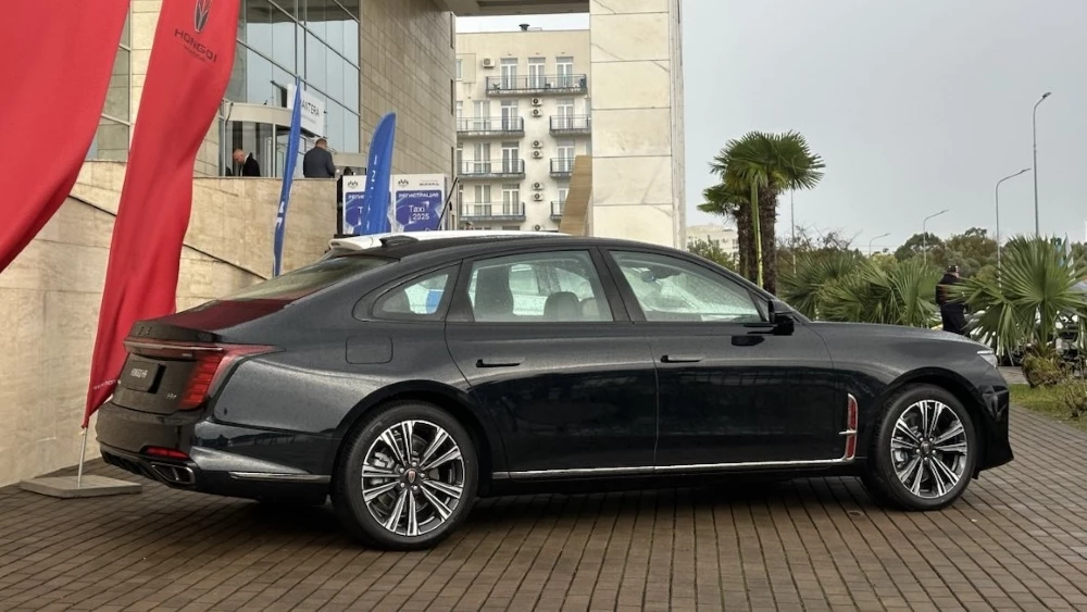 Cедан Hongqi H9 Executive Restyling сбоку сзади конференция taxi в сочи