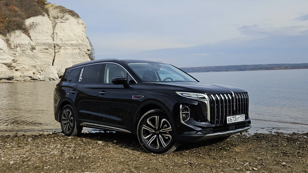 Hongqi HS7 тест сбоку спереди