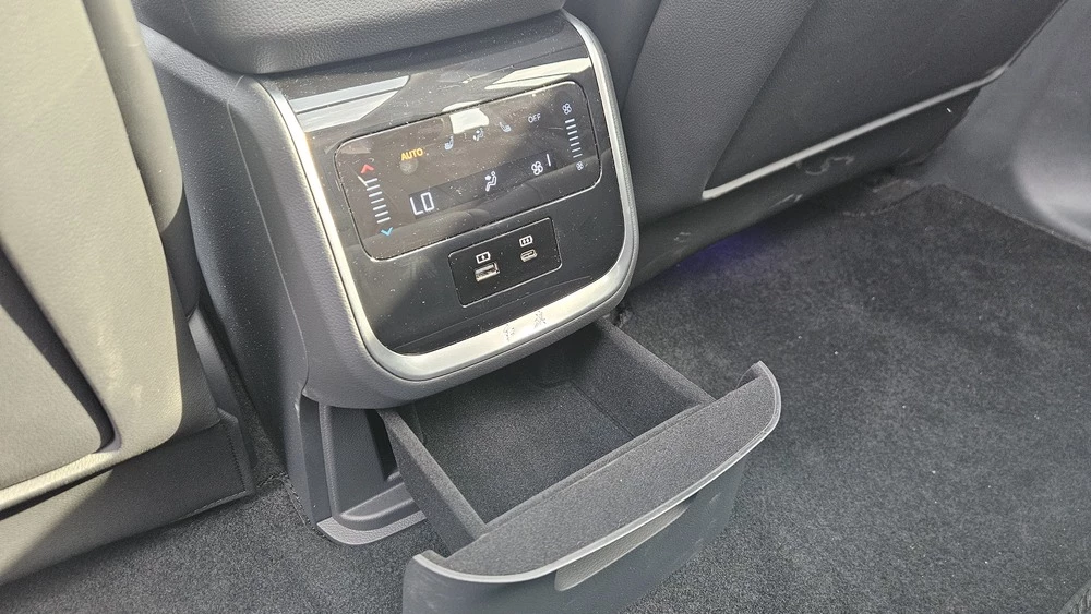 Hongqi HS7 тест салон интерьер дефлекторы второй ряд ящик