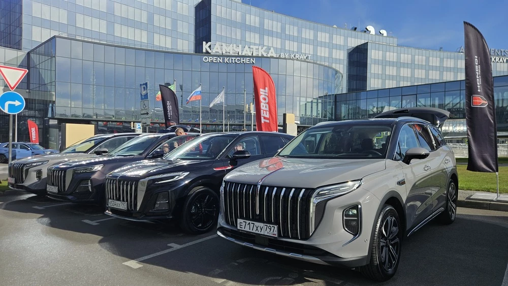 Hongqi HS7 H5 cбоку спереди несколько машин