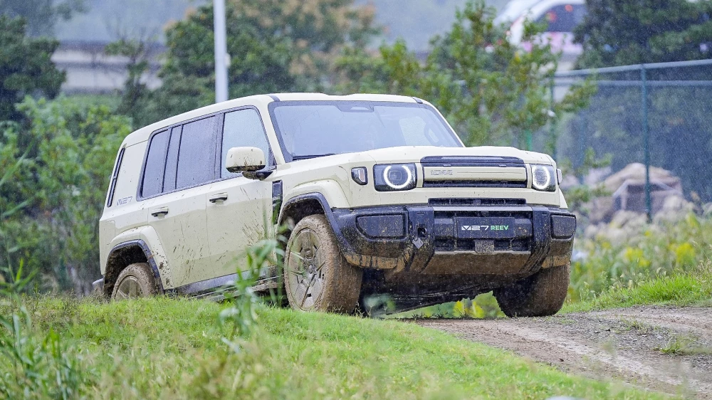 chery icaur v27 протестировали в китае перед стартом продаж в россии гибридный внедорожник сбоку спереди
