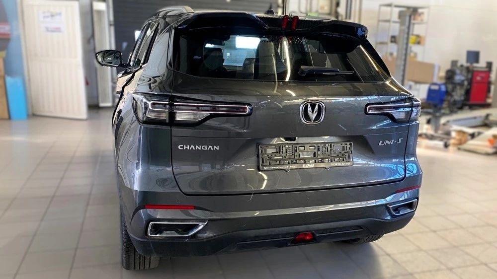 кроссовер Changan Uni-S Tech Plus сзади