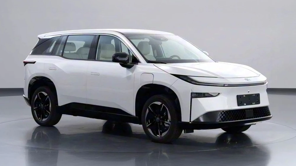 toyota bz3x электрический кроссовер сбоку спереди китайский минпром