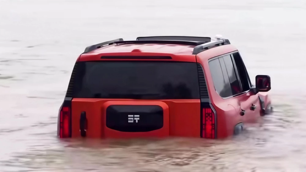 jetour g700 внедорожник переплывает реку Янцзы