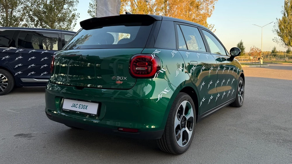 Электрический хэтчбек JAC E30X в Казахстане сбоку сзади презентация