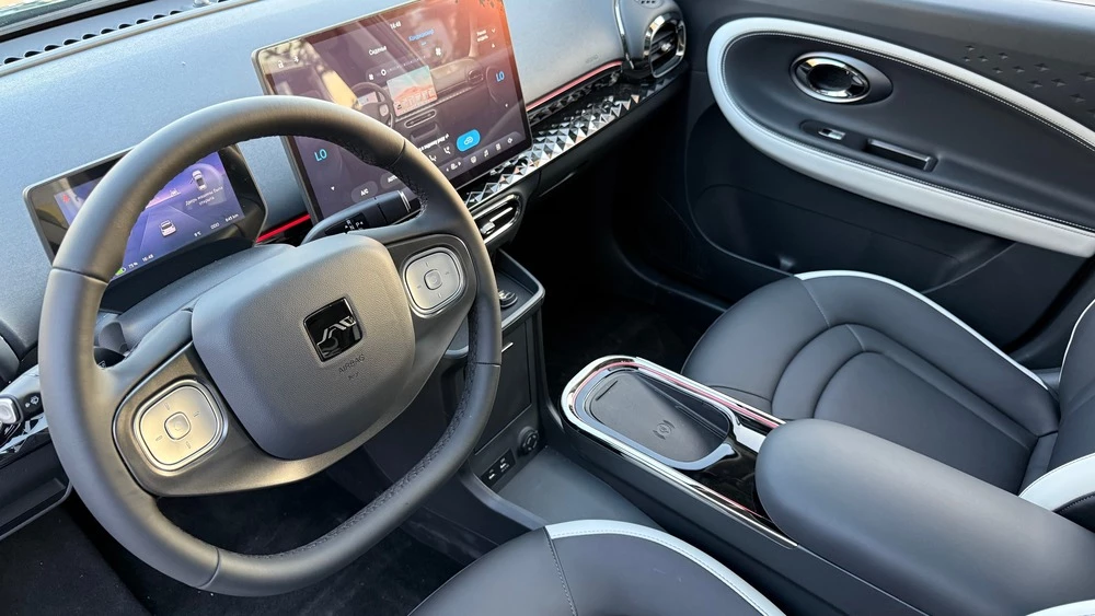 Электрический хэтчбек JAC E30X в Казахстане салон интерьер