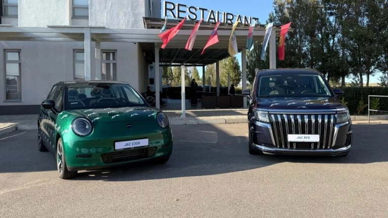 электрический хэтчбэк JAC E30X и минивэн JAC RF8 в Казахстане сбоку спереди презентация