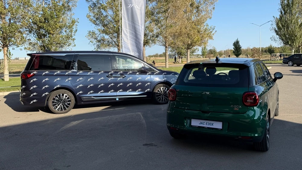 электрический хэтчбэк JAC E30X и минивэн JAC RF8 в Казахстане сбоку сзади презентация