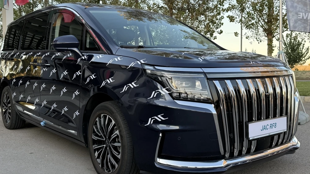 Минивэн JAC RF8 в Казахстане презентация спереди сбоку