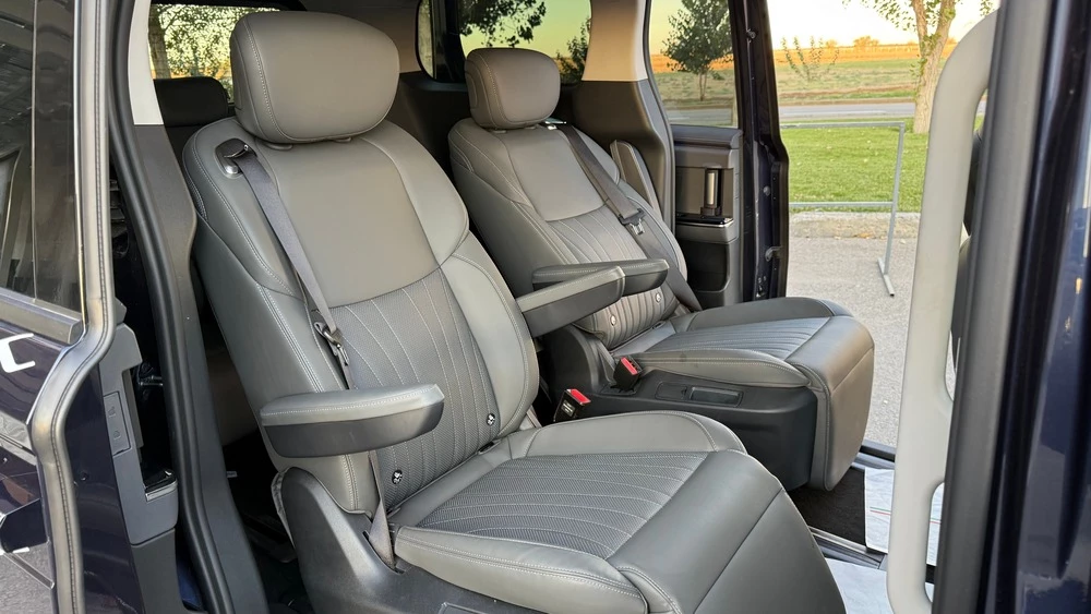 Минивэн JAC RF8 в Казахстане презентация салон интерьер второй ряд сиденья кресла