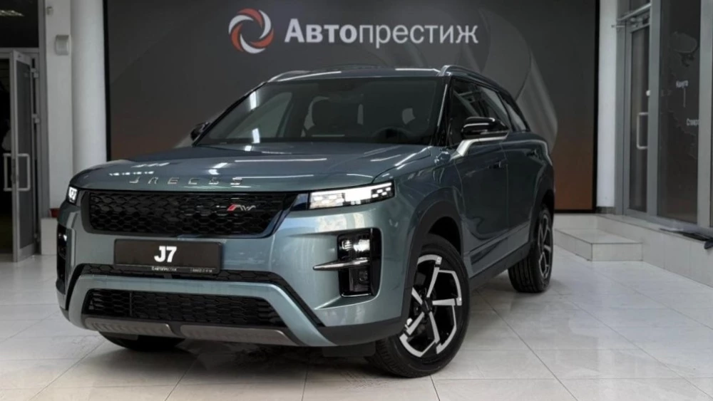 Спецверсия кроссовера Jaecoo J7 LE у дилера в автосалоне новый сбоку спереди минводы автопрестиж