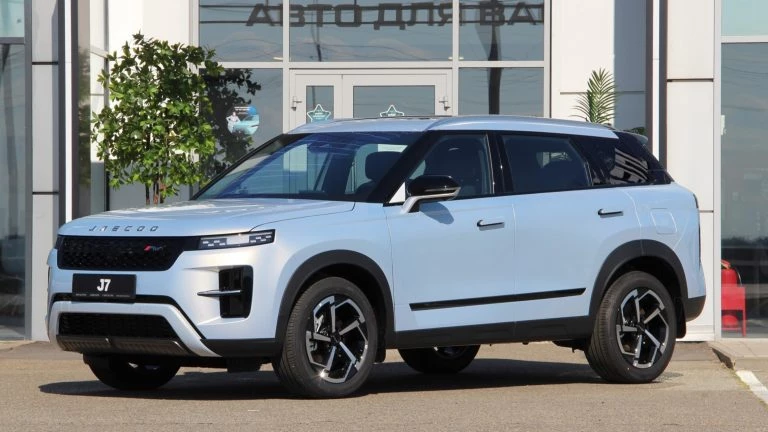 Спецверсия кроссовера Jaecoo J7 LE у дилера в автосалоне новый сбоку спереди армавир авто для вас