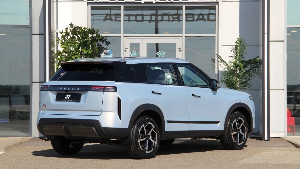 Спецверсия кроссовера Jaecoo J7 LE у дилера в автосалоне новый сбоку сзади армавир авто для вас