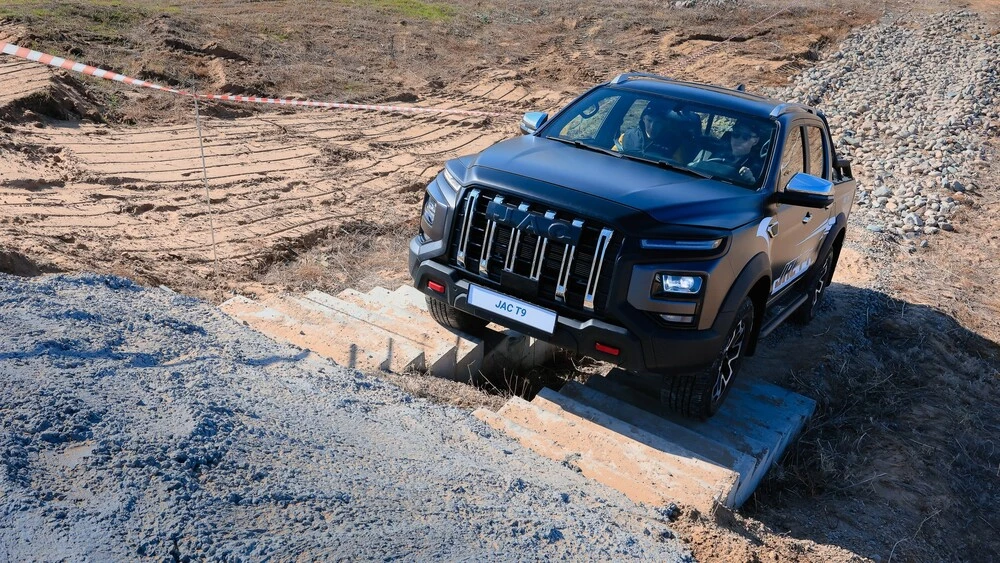 Пикап JAC T9 Sokol Racetrack лестница сзади сбоку