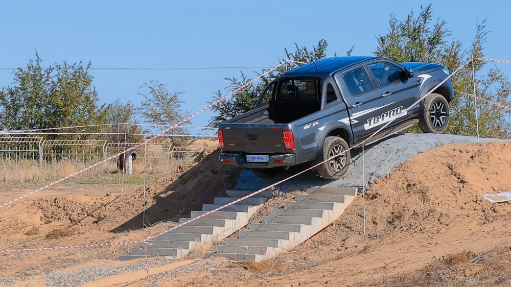 Пикап JAC T8 Pro Sokol Racetrack лестница сзади сбоку