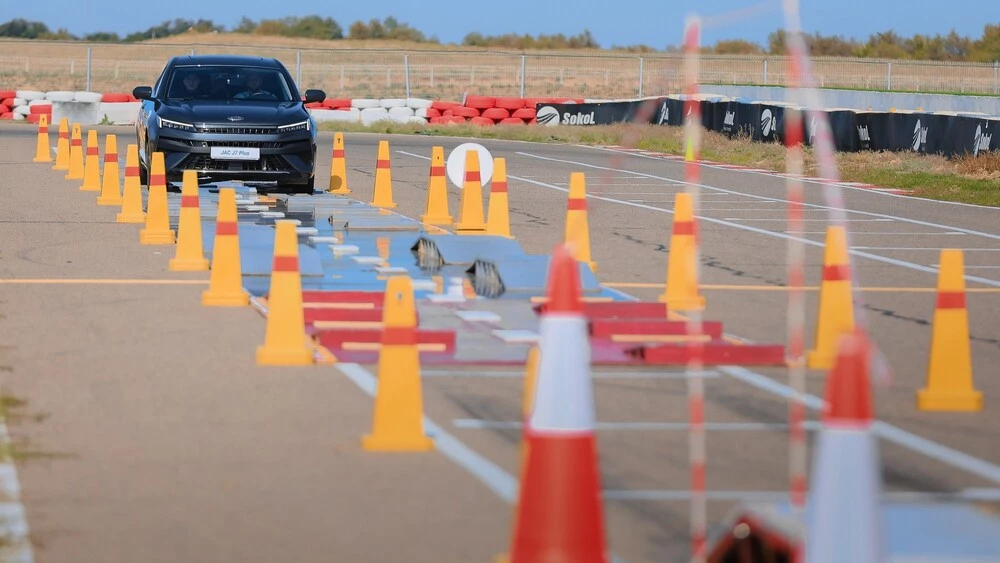 Лифтбэк JAC J7 Plus на специальной тестовой трассе