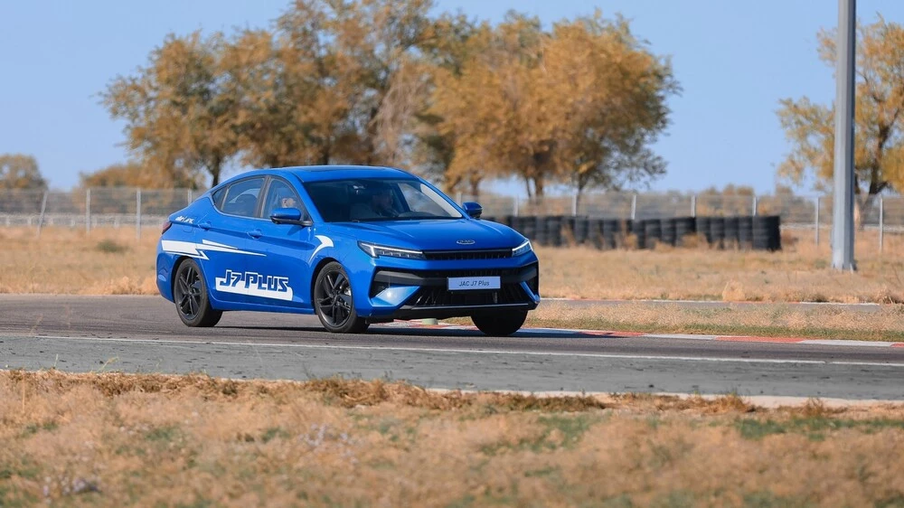 JAC J7 Plus трасса в динамике сбоку спереди