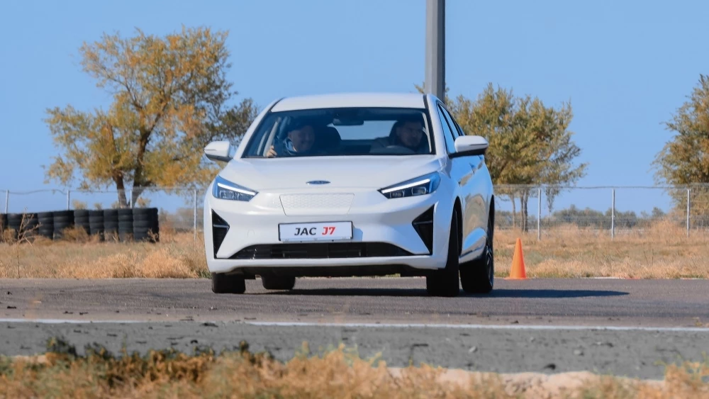 Электрический JAC eJ7 спереди в динамике на трассе