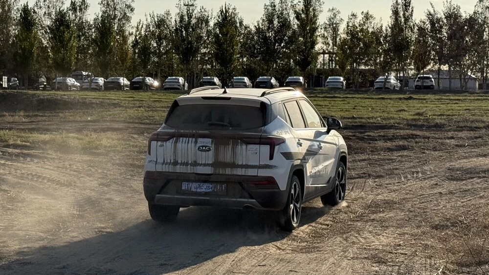 Кроссовер JAC JS4 на полигоне бездорожье казахстан сбоку сзади