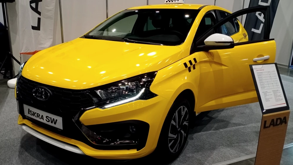 Lada Iskra такси сбоку спереди