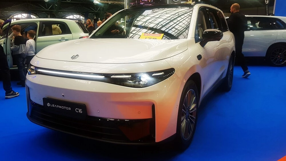 Электрический кроссовер Leapmotor C16 сбоку спереди