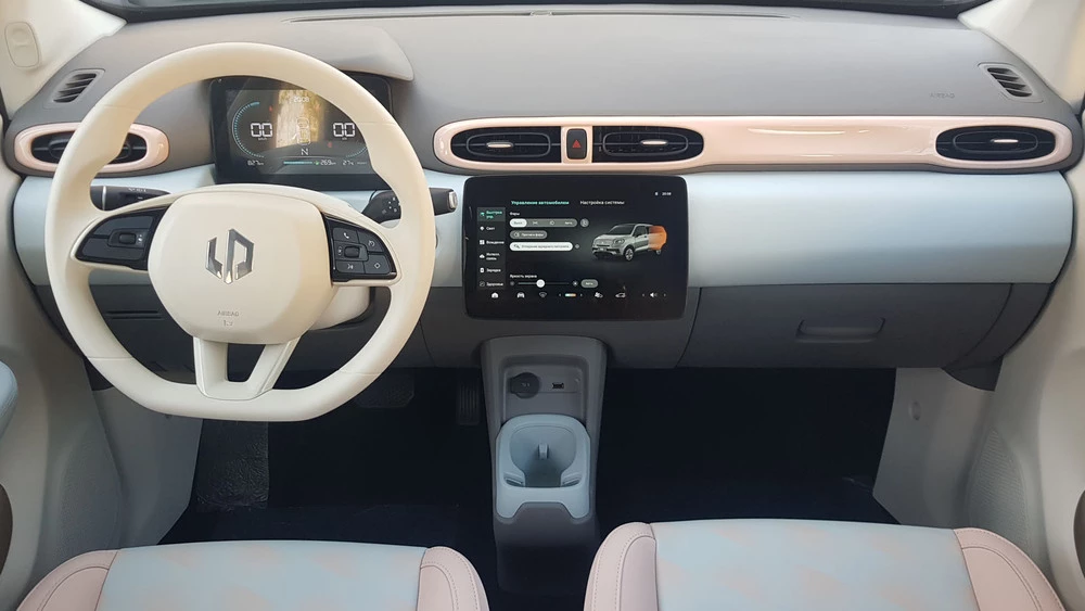 Электромобиль Leapmotor T03 на выставке «Моторшоу 2025» в Минске салон интерьер