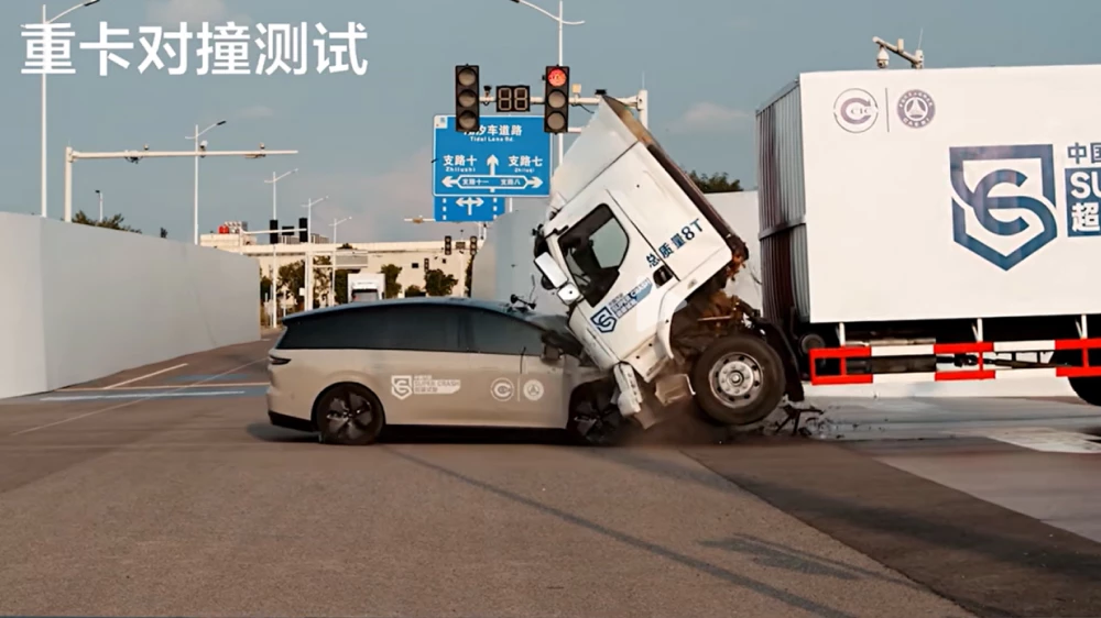li auto i8 кроссовер столкнулся с грузовиком 