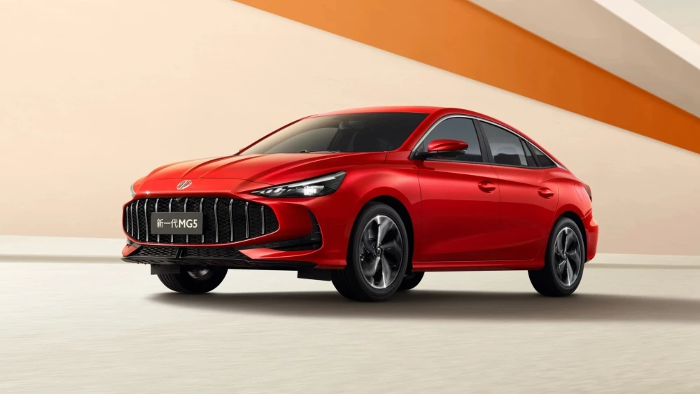 Cедан MG5 второго поколения сбоку спереди