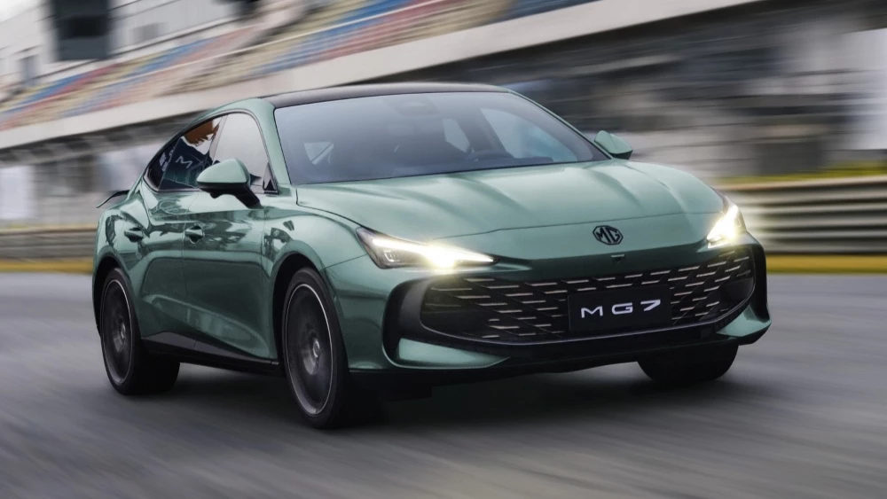 MG7 второго поколения сбоку спереди в динамике