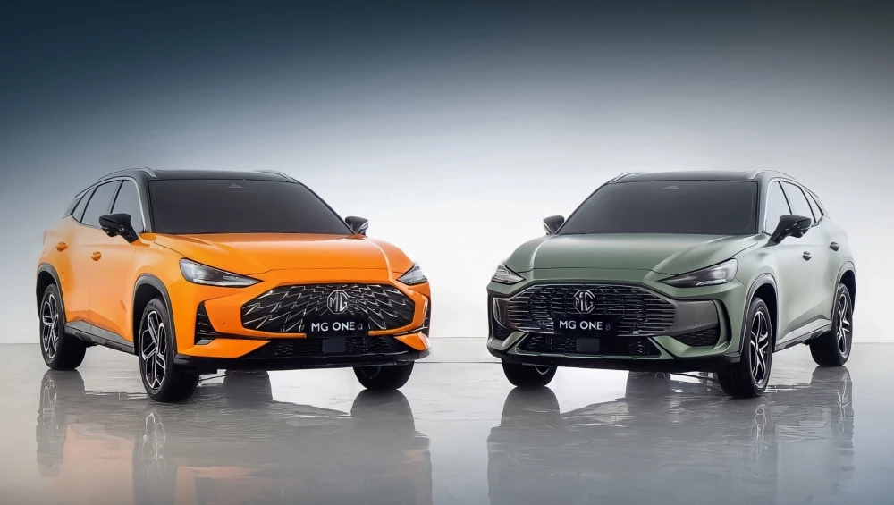 Кроссоверы MG One сбоку спереди