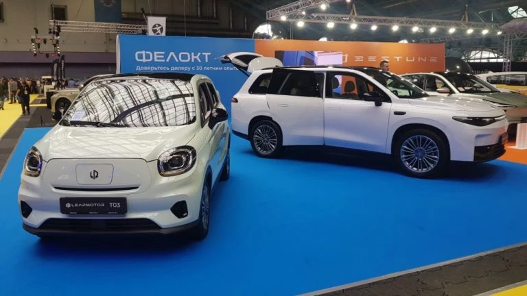 Автомобили марки Leapmotor T03 C16 на выставке «Моторшоу 2025» в Минске