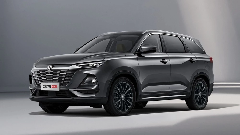 Обновленный кроссовер Changan CS75 Pro сбоку спереди серый